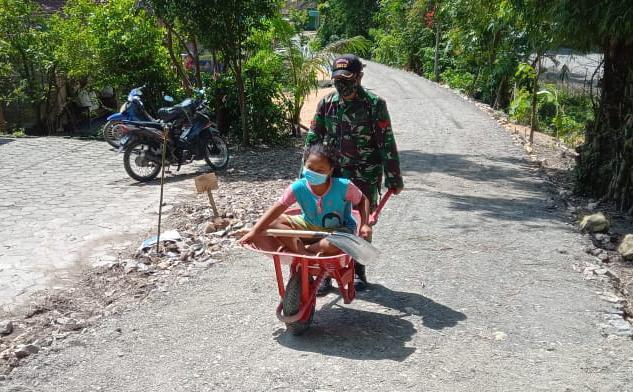 Pulang Dari Kegiatan Fisik, Satgas TMMD Bojonegoro Ajak Anak Naik Arko